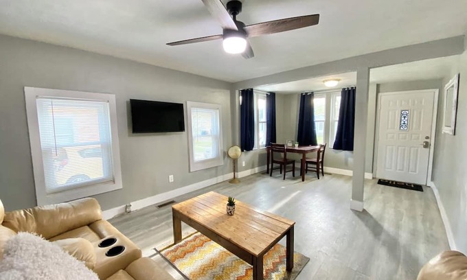 Herrin Casa | Seventeenth Street 2-bedroom 1 bath house with AC, WiFi in Herrin