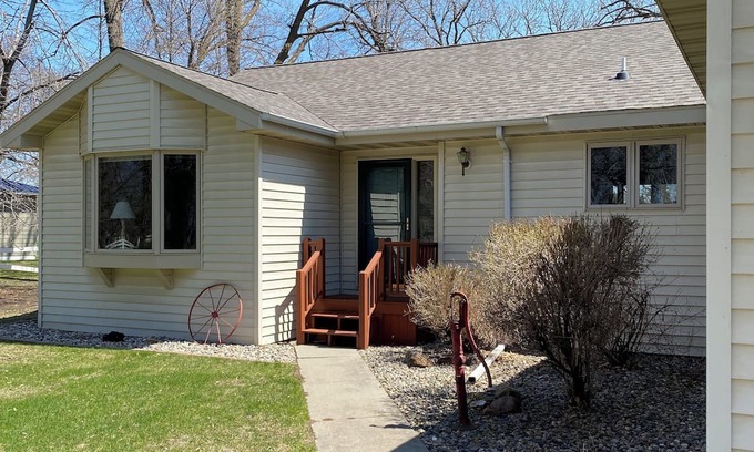 Battle Lake Casa | Spacious 4-bedroom house overlooking hole 2 of Balmoral golf course.