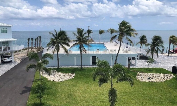 Marathon Apartamento | Modern, Oceanfront Views Apartment in Marathon with a pool and a marina