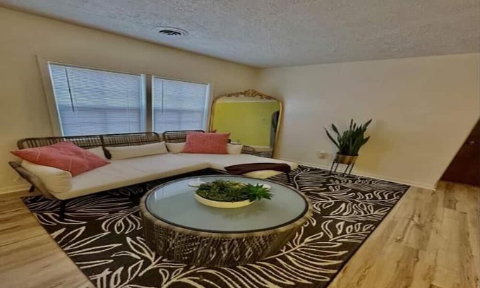 Lansing Casa | Cozy Clean Convenient Casita