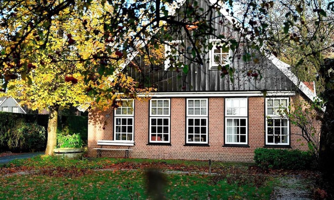 Vriezenveen Casa | Luxury and rural holiday home in a cozy village