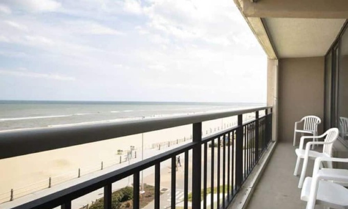 Northeast Virginia Beach Complejo | Four Sails Resort Oceanfront condo with 2 Oceanfront Balconies