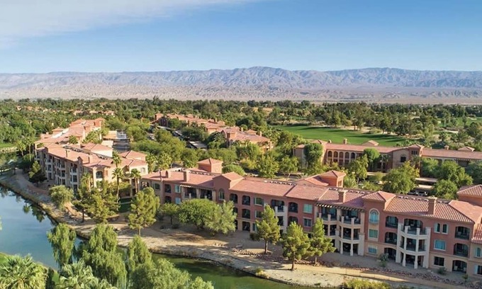 Palm Desert Condominio | 2-bedroom condo in marvelous Palm Desert with AC, WiFi, fitness room