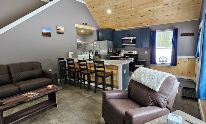 Owls Head Cabina | Private 2-bedroom cabin with WiFi in Owls Head
