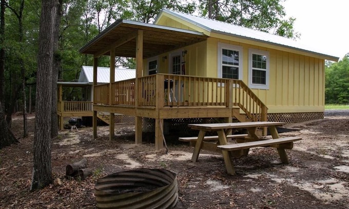 Andalusia Cabina | Comfy cabin located in Andalusia, AL