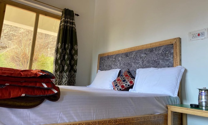 Leh Cama Y Desayuno | Welcoming bed & breakfast with WiFi in charming Hunder