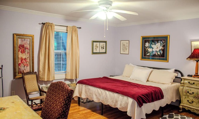 Clinton Cabaña | The Violet Cottage - Downtown Clinton