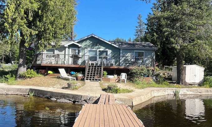 Newport Cabina | 3-bedroom lakefront cabin with WiFi, AC and a private dock. Bring the family!