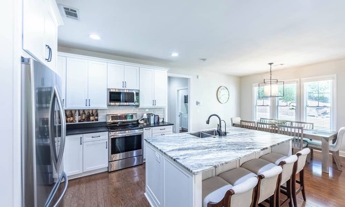 Reynolds Landing Cabaña | 4BR Retreat with Space & Style