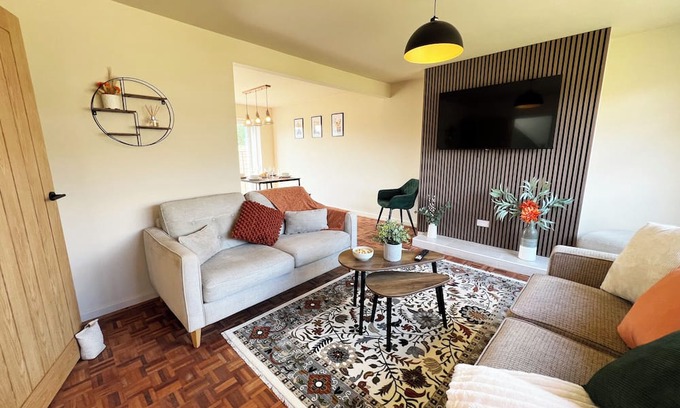 Yeovil Casa | Modern 3-Bed Home in Yeovil with Free Private Parking Wi-Fi & Garden