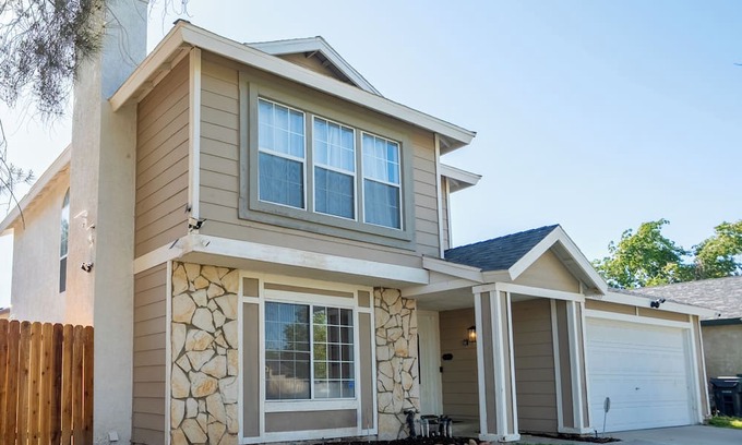 Lancaster Casa | Spacious 4-bedroom house with WiFi and AC in Lancaster