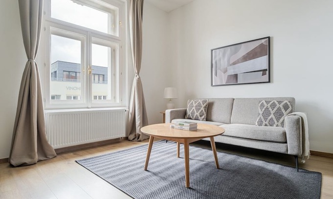 Vrsovice Apartamento | Blueground | Prague 10, nr park & foodie area (PRG-18)