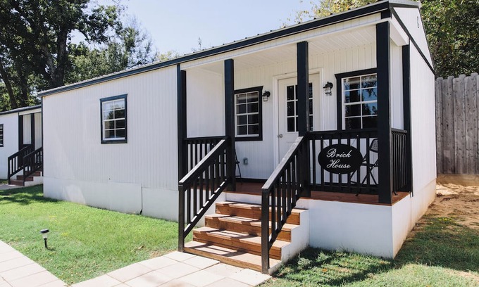 Canton Cabaña | The Brickhouse - Modern Brick House Themed Cottage w/Access to Pool and Hot Tub