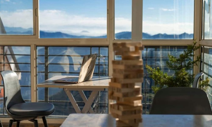 Mashobra Cama Y Desayuno | Homely Attic Room with Sunrise and Forest & Mountain Valley Views