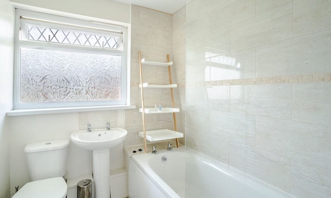 Pontlliw and Tircoed Casa | Parking, Smart TV in Each Room!