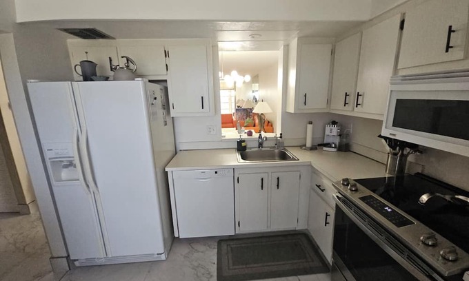 Villages of Oriole Condominio | Renovated Condo...Minutes to beach
