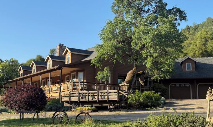 Squaw Valley Casa | Spacious 5-bdrm house in charming Yokuts Valley with AC, WiFi near Kings Canyon