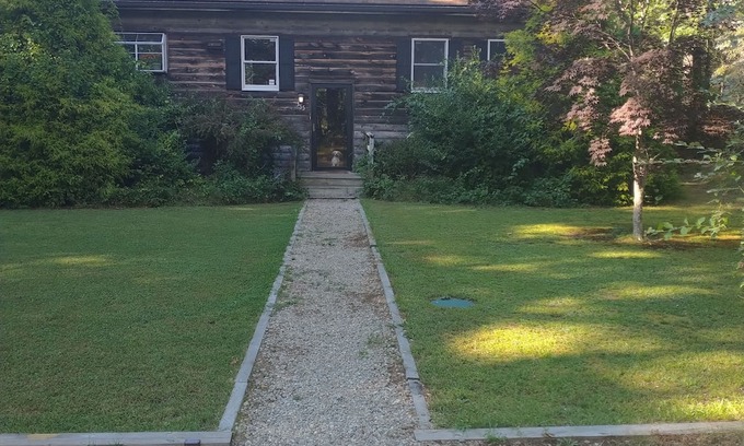 North Carver Cabina | Cozy 2-bedroom cabin in charming Plymouth with AC, WiFi