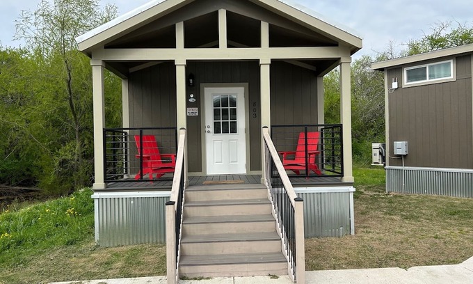 Honey Grove Cabina | 803 Charming cabin with WiFi and AC in serene Honey Grove