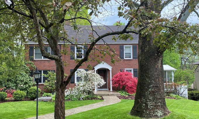 Dark Hollow Woods Casa | Spacious 5-bedroom house in Oakmont with WiFi, AC . 2 blocks from Oakmont C.C.