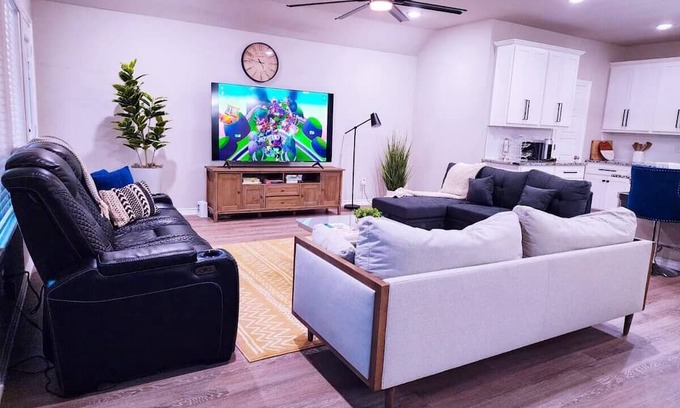 Oklahoma City Casa | 4-bedroom house in fantastic Oklahoma City with AC, fitness room, WiFi