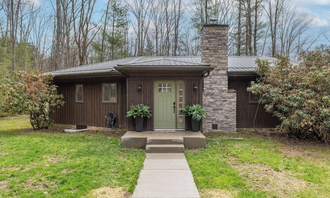 Mattawana Casa | Charming 4-bedroom house on 16+ Acres with Creek, Hiking Trails and Hot Tub