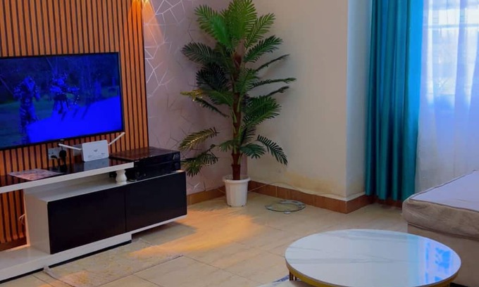 Ongata Rongai Apartamento | Modern 2BR with fast WiFi, elevator, full furnishings, and convenient minimart.