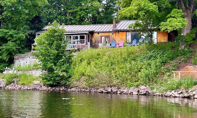 Fife Lake Cabina | Riverfront cabin with WiFi in charming Fife Lake