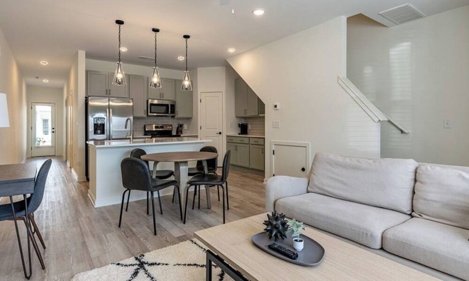 Wilmington Apartamento | Barsala l 2BD with access to gym and saltwater pool