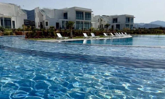 Bahceli Apartamento | Chic penthouse in green resort: pool + gym