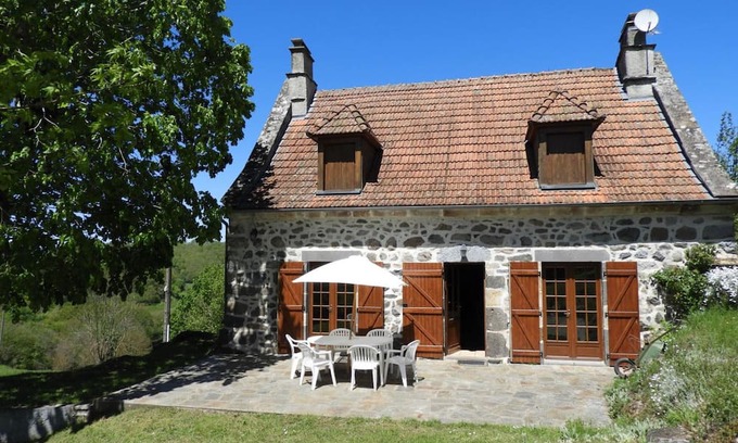 Saint Dezery Cabaña | Characterful cottage with billiards, fireplace, enclosed garden, pets allowed