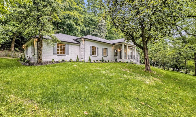 Forest Hills Casa | Spacious 5-bedroom house with a gourmet kitchen and AC in welcoming Nashville