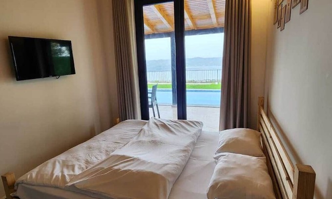 Sapanca Casa | 2+1 Wooden Villa for 5 People with Lake View - Heated Pool - Jacuzzi - Fireplace
