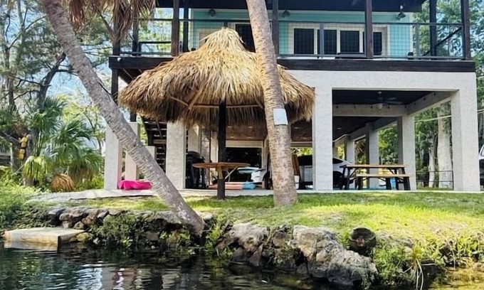 Weeki Wachee Gardens Casa | Weeki Tiki House: Laid-back paradise on the Weeki Wachee River
