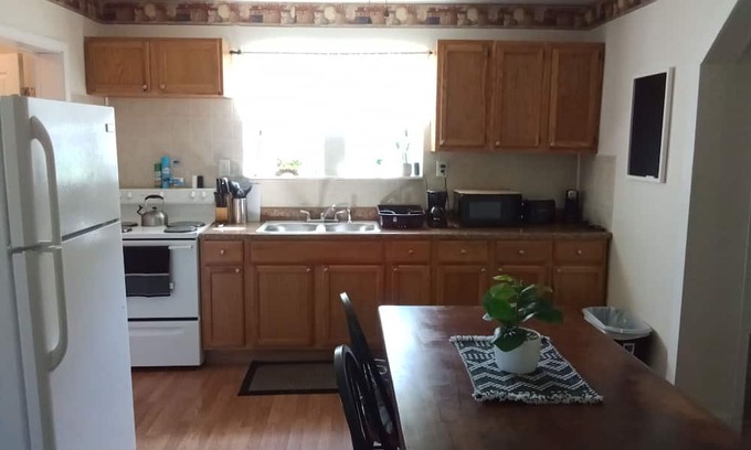 Redstar Casa | Charming 3-bedroom house in Scarbro with WiFi