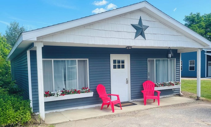 Elk Rapids Cabaña | Charming 2-bedroom cottage with WiFi, AC in fabulous Elk Rapids