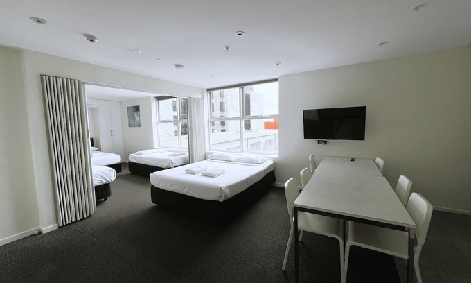 Carlton South Apartamento | Large City Apartment for 6 Guests | Melbourne CBD | Free Wi-Fi & On Site Parking