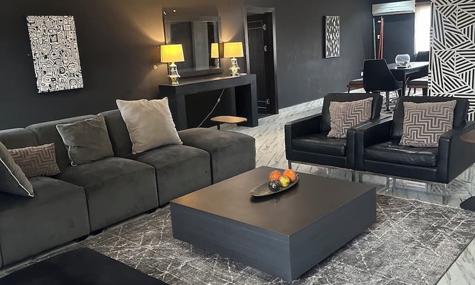 Ofin Apartamento | Chic and Spacious: Modern 4-Bedroom Flat with a Sleek Black Twist