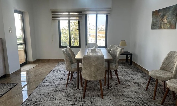 Suwailih Apartamento | (5) 3-bedroom quiet apartment with free parking, balcony & sitting areas.