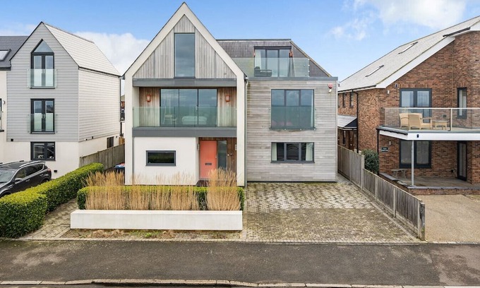 Tankerton Casa | Whitstable | 4 bd | Pool | Games Room | Cinema