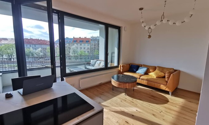 Nusle Apartamento | Estacionamiento gratuito, ubicación céntrica, casa con balcón al atardecer en Nu