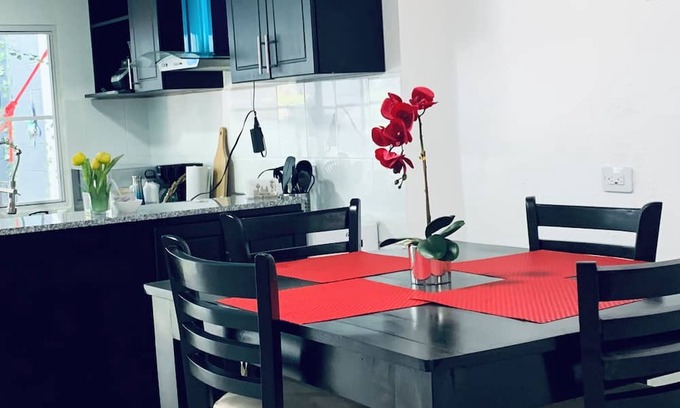 Santa Ana Casa | Charming 2-bedroom house with WiFi, AC, hot water in peaceful Santa Ana