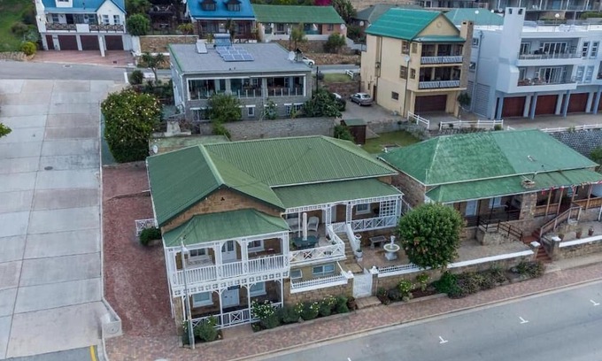 Linkside Casa | Historic Coastal Gem – 3BR, WiFi, Walk to Lighthouse, Museums & Eateries