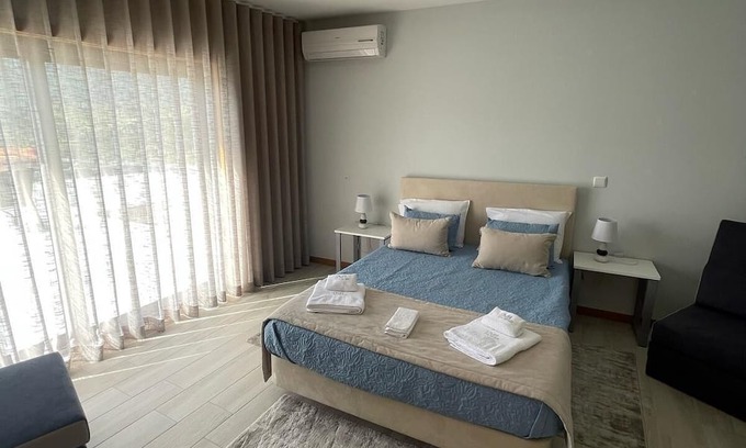 Cabanas de Baixo Apartamento | Spacious 6-bedroom hotel suites with AC, WiFi in charming Torre de Moncorvo