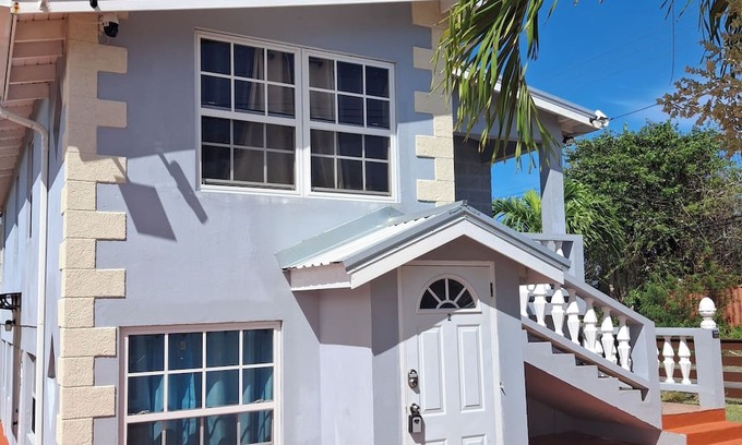 Thombury Hill Casa | Brett's Place [Entire Building]: 4-bedroom oasis