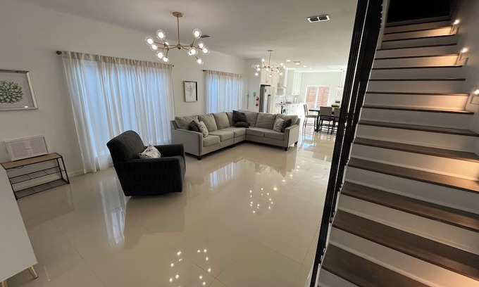 McAllen Casa | Modern 3bd home - Downtown, Mall, Airport 2min