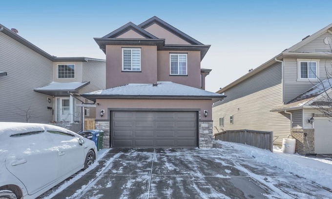 Calgary Casa | Cozy house situated about 13 mins to the Airport, few minutes to many amenities.