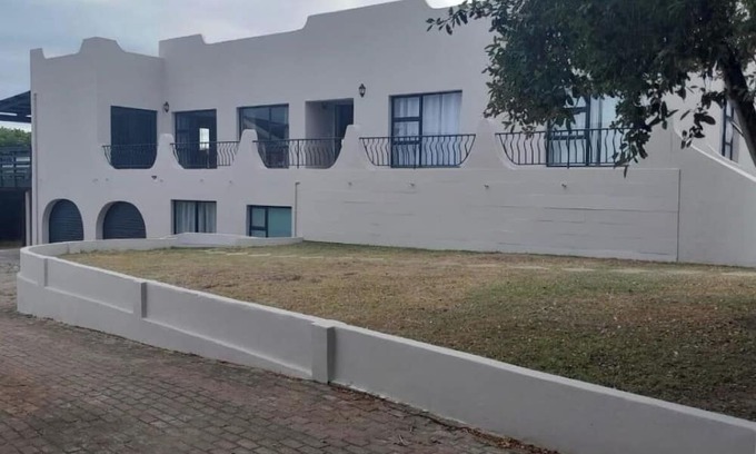Jeffreys Bay Casa | Spacious 7-bedroom house in Marvelous Jeffreys Bay with WiFi