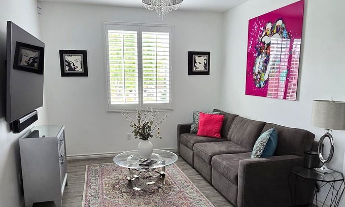 Simi Valley Apartamento | Immaculately maintained Studio, with modern amenities, and great neighborhood.