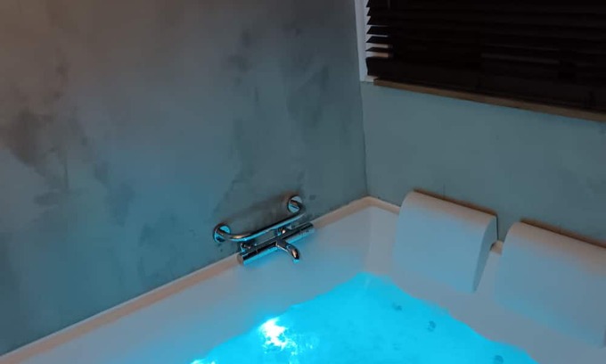 Nimes City Centre Apartamento | In the heart of history, with an almost Roman spa for relaxation.